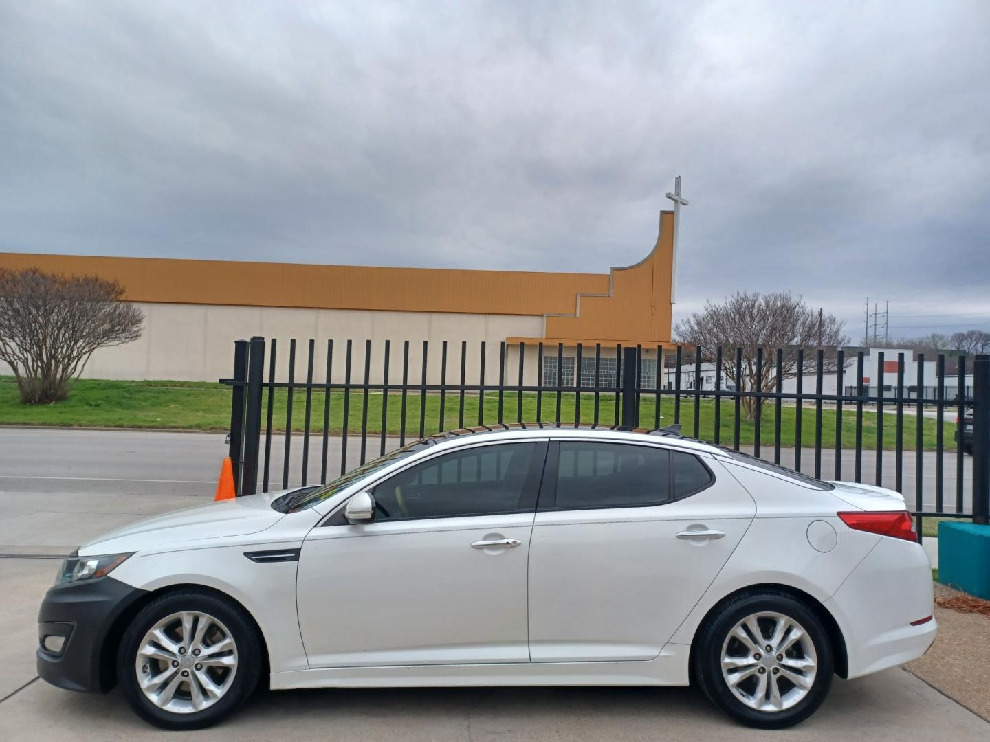 2011 WHITE /BLACK Kia Optima SX (KNAGR4A68B5) with an 2.4L L4 DOHC 16V TURBO engine, 6-Speed Automatic transmission, located at 2001 E. Lancaster, Ft. Worth, 76103, (817) 336-7000, 32.746181, -97.301018 - Photo#0